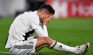 Ronaldo ôm mặt khóc sau trận thua Ajax và cùng Juventus bị loại khỏi Champions League