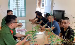 Cảnh sát làm việc với nhóm lừa bán hoa lan tại Hòa Bình. Ảnh: Công an tỉnh Hòa Bình