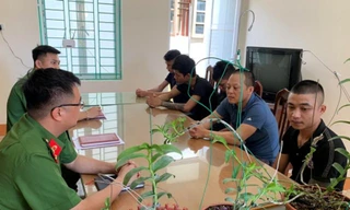 Cảnh sát làm việc với nhóm lừa bán hoa lan tại Hòa Bình. Ảnh: Công an tỉnh Hòa Bình