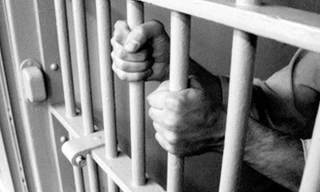 Hai bị cáo chết trong trại tạm giam