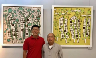 Hà Hùng (bìa phải) cùng bạn tranh bên những “cái cây riêng có” 