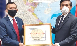 Ông David Dương trao tặng số tiền ủng hộ Quỹ phòng, chống dịch COVDI-19 thông qua Tổng lãnh sự quán Việt Nam tại San Francisco. Ảnh: Tổng Lãnh Sự Quán Việt Nam tại San Francisco