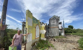 Căn nhà của vợ chồng bà Nguyễn Thị Giáp (80 tuổi) nằm giữa khu đất hoang, thường xuyên bị ngập nước