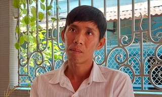 Anh Bùi Minh Lý trong lúc chờ làm việc với TAND quận Bình Thạnh chiều 11/3. Ảnh: Tân Châu