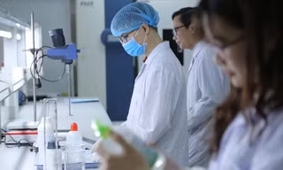 Sinh viên Khoa Y dược, ĐH Quốc gia Hà Nội trong giờ thực hành. Ảnh: Diệp An 