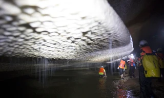 Đoàn thám hiểm trong một hang nước ở Thái Nguyên. Ảnh: nam long 