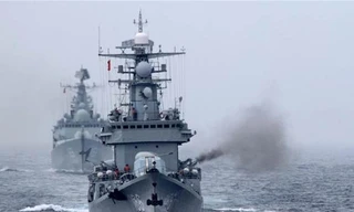 Tàu khu trục Trung Quốc tập trận bắn đạn thật. Ảnh: China.org.cn 