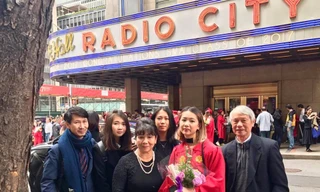 Bà Phan Thanh Hảo là cháu ngoại cụ Võ Chuẩn, trong ảnh bà Hảo (hàng trên, thứ ba từ phải sang) chụp cùng con trai là đạo diễn Nguyễn Phan Quang Bình (ngoài cùng bên trái)