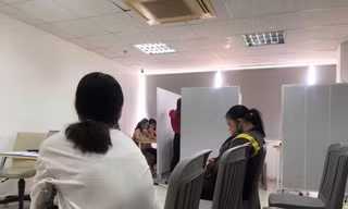 Một số bạn trẻ ngồi chờ đến lượt thuê dự hội thảo. Ảnh: U.P