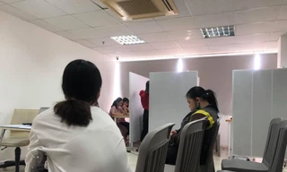 Một số bạn trẻ ngồi chờ đến lượt thuê dự hội thảo. Ảnh: U.P