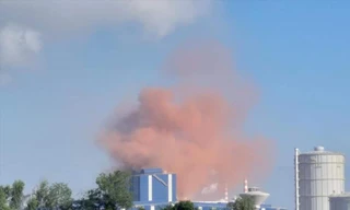 Khói bụi màu hồng lớn vừa xuất hiện ở nhà máy thép Hòa Phát Dung Quất. Ảnh: Người dân cung cấp