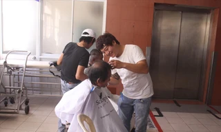 Anh Phạm Văn Lành cùng các cộng sự đang cắt tóc cho các bệnh nhân tại khoa Nội thần kinh - Bệnh viện Đà Nẵng. Ảnh: Giang Thanh