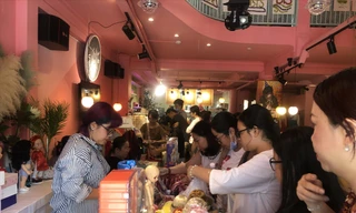 Phiên chợ búp bê tấp nập khách, từ trẻ em đến người lớn tuổi