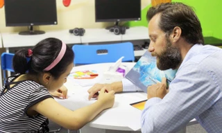 Các lớp học ngoại ngữ đóng cửa khiến nhiều giáo viên phải ở nhà trông con 