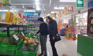Khách hàng mua sắm đầu năm tại siêu thị Hapro Thành Công 