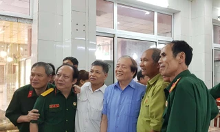 Nhà thơ Hữu Thỉnh (thứ 3 từ phải sang) bên những cựu binh xe tăng tại lễ ra mắt cuốn sách “Theo vết xích xe tăng” tập 3. Ảnh: KIẾN NGHĨA