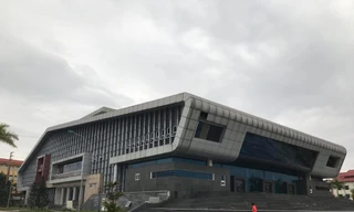 Nhà hát huyện Đan Phượng cửa đóng then cài “đắp chiếu” nhiều năm nay. Ảnh: Trường Phong