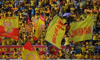 CĐV Nam Định cổ vũ cuồng nhiệt trên khán đài sân Thiên Trường trong ngày bóng đá chính thức trở lại với sân cỏ Việt Nam. Ảnh: HỮU TUẤN 