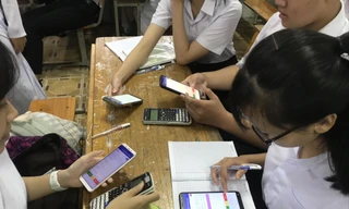 Học sinh trường THCS&THPT Mỹ Thuận giải toán trên ứng dụng “Toán Học Tiểu Toàn Thư”. Ảnh: NVCC