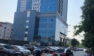 Xe ô tô đỗ kín vỉa hè xung quanh khu liên cơ Võ Chí Công. Ảnh: A.Trọng