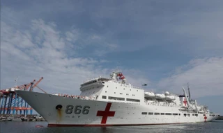 Tàu bệnh viện mang số hiệu 866 cập cảng Venezuela. Ảnh: Reuters 