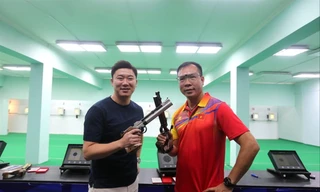 Hoàng Xuân Vinh và xạ thủ Hàn Quốc Jin Jong Oh, một tượng đài của bắn súng thế giới, trong chuyến thăm Việt Nam năm 2018. Xuân Vinh đánh bại Jin Jong Oh ở nội dung 10m súng ngắn hơi tại Olympic Rio 2016. Ảnh: Đ.H 