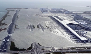 Sân bay quốc tế Kansai bị ngập nặng do siêu bão Jebi - Ảnh: Business Insider