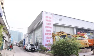 Nhiều chục nghìn m2 đất tại Khu LHTT Mỹ Đình được cho thuê ngắn hạn nhưng lại được đầu tư xây dựng cơ sở vật chất thành nhà xưởng, showroom hoạt động dài hạn. ảnh: NHƯ Ý