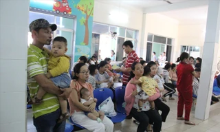 Tại Đà Nẵng, nhiều ông bố bà mẹ mệt mỏi xếp hàng, chờ đợi để có suất tiêm văc-xin 6 trong 1 cho con. Ảnh: Thanh Trần 