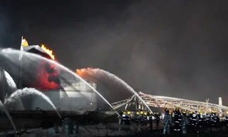 Lính cứu hỏa phun bọt khí dập lửa 