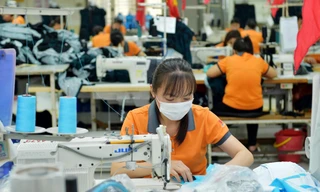 Doanh nghiệp ngành may mặc lo lắng trước hàng hóa giả xuất xứ bán ngoài thị trường. ảnh: hồng vĩnh