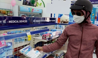 Nhiều nhà thuốc ở Đà Nẵng chỉ còn bày bán khẩu trang vải, khẩu trang kháng khuẩn chứ không còn khẩu trang y tế