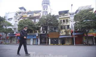 Phố đi bộ cuối tuần quanh hồ Hoàn Kiếm vắng tanh, hàng quán đóng cửa sau thông tin COVID-19 diễn biến phức tạp 
