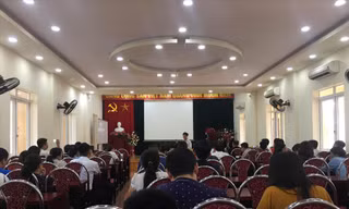 Hàng trăm học viên học văn bằng 2 ngành Luật Kinh tế trường ĐH Đông Đô tại Trung tâm giáo dục thường xuyên Hải Phòng không nhận được bất cứ câu trả lời thỏa đáng nào từ đại diện trường. Ảnh: Nghiêm Huê