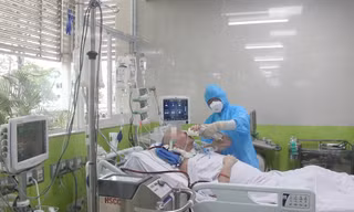 BN phi công đã có thể tự cầm ly uống nước. Ảnh: BVCR 