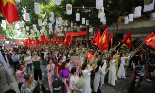 Cuộc hành quân lịch sử ngày 10/10/1954 được Ban Quản lý phố cổ Hà Nội tái hiện dịp kỷ niệm 65 năm giải phóng Thủ đô. Ảnh: Hoàng Mạnh Thắng