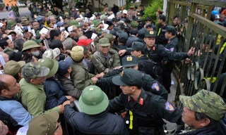 Chen lấn xô đẩy để có được suất vé ưu tiên. Ảnh: Việt Hùng