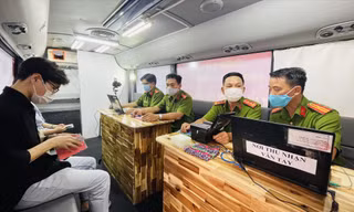 Người dân làm căn cước công dân trên xe lưu động. Ảnh: Văn Minh