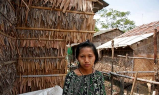 Zarchi Lwin đứng để phóng viên chụp ảnh gần nơi cô thuê trọ, trong một khu công nghiệp ở ngoại ô Yangon, Myanmar. Ảnh: REUTERS