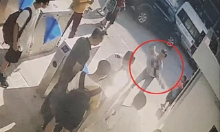 Hình ảnh camera ghi lại cảnh bé trai được phát hiện, bế vào phòng y tế. Ảnh: Cắt từ clip