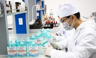 Cán bộ trường ĐH Phenikaa pha chế dung dịch rửa tay 