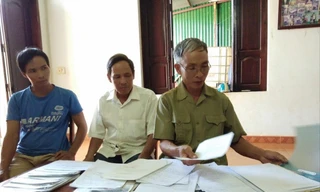 Ông Lê Văn Dũng (ngoài cùng bìa phải) cùng anh và em ruột nhiều năm yêu cầu giải quyết truy lĩnh chế độ thương tật cho cha