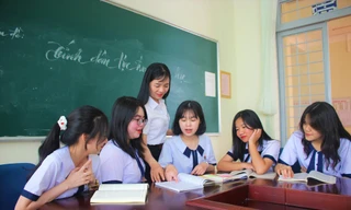 Minh Phương (ở giữa) cùng các bạn đoạt giải trao đổi với cô Nguyễn Thị Bích Hạnh sau kỳ thi