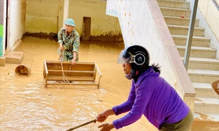 Các trường ở miền Trung chưa kịp dọn dẹp sau lũ lại phải hứng chịu cơn bão số 9