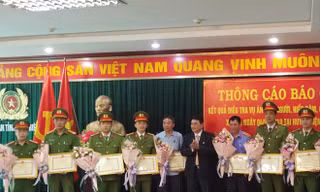 Lãnh đạo UBND tỉnh Điện Biên tặng hoa trao thưởng cho các cá nhân có thành tích tốt trong phá án 