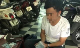 Một điểm đổi tiền trên đường Lê Văn Sỹ (Q.Phú Nhuận) đổi tiền lẻ cho khách (ảnh chụp trưa ngày 7/1). ảnh: U.P 