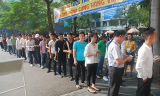 Lao động Việt Nam làm thủ tục dự thi tiếng Hàn để sang Hàn Quốc vào năm 2017. Ảnh: Phạm Thanh 