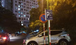 Xe ô tô vẫn đỗ tràn trên vỉa hè (ảnh chụp tại Khu đô thị Tây Nam Linh Đàm)