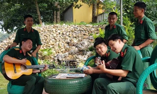 Trung tá Trần Đình Hoa (ngoài cùng bên trái) cùng đồng đội tập luyện một tiết mục văn nghệ. Ảnh: T.H