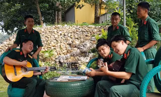 Trung tá Trần Đình Hoa (ngoài cùng bên trái) cùng đồng đội tập luyện một tiết mục văn nghệ. Ảnh: T.H